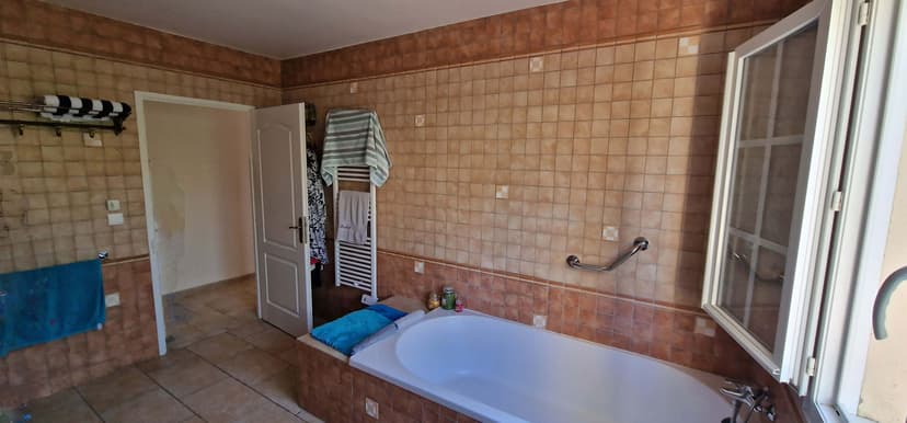 Une salle de bain élégante au style colonial à Saint-Hippolyte - Image avant 2