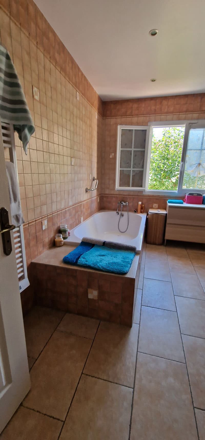 Une salle de bain élégante au style colonial à Saint-Hippolyte - Image avant 4