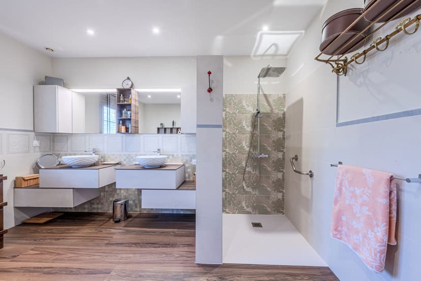 Une salle de bain élégante au style colonial à Saint-Hippolyte - Image après 4