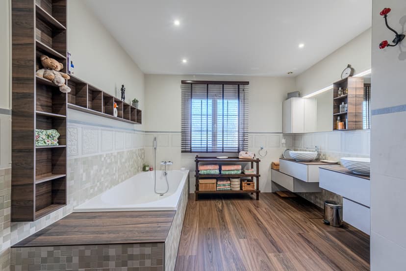 Une salle de bain élégante au style colonial à Saint-Hippolyte - Image après 8