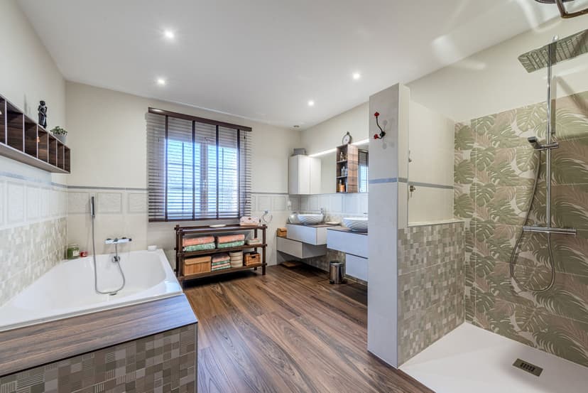 Une salle de bain élégante au style colonial à Saint-Hippolyte - Image après 7