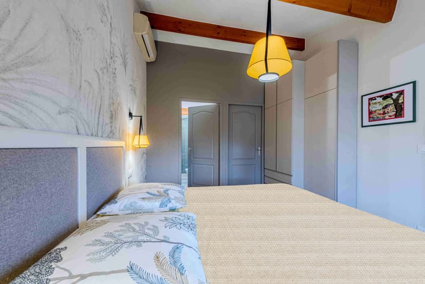 Une chambre métamorphosée entre élégance et fonctionnalité - Image après 8