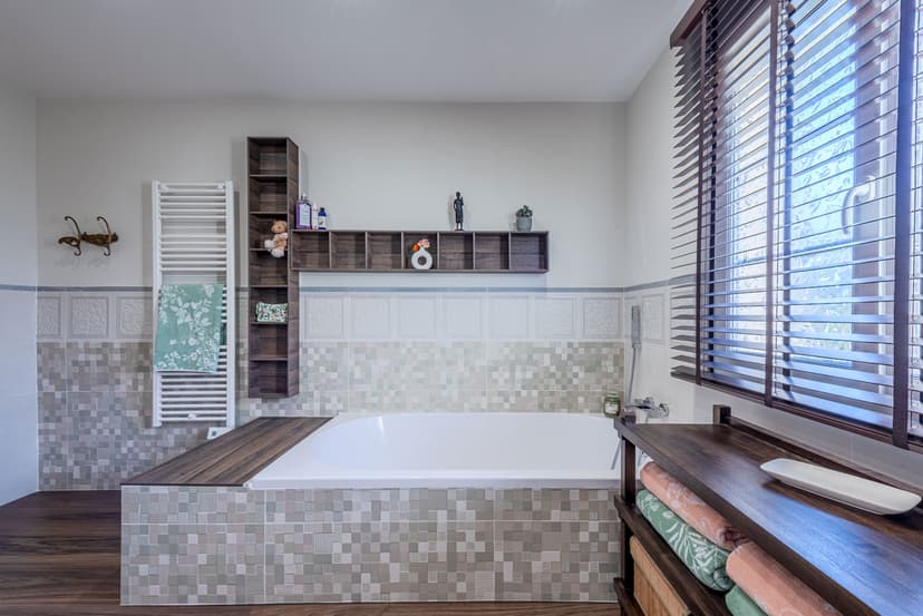 Une salle de bain élégante au style colonial à Saint-Hippolyte - Image après 3
