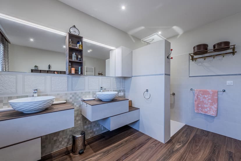 Une salle de bain élégante au style colonial à Saint-Hippolyte - Image après 2