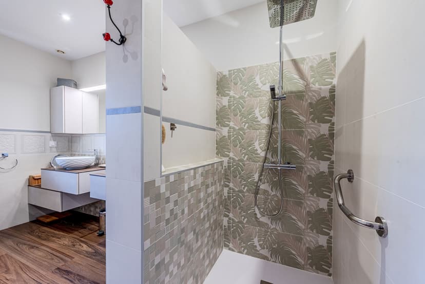 Une salle de bain élégante au style colonial à Saint-Hippolyte - Image après 5