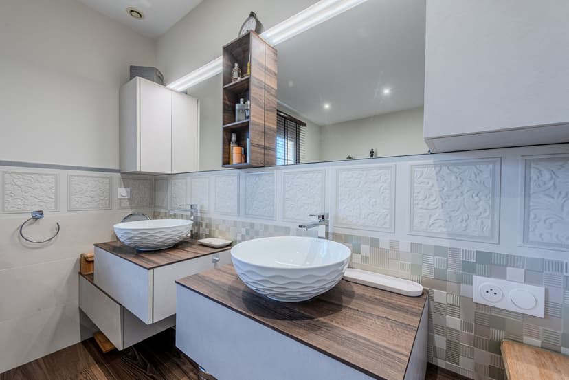 Une salle de bain élégante au style colonial à Saint-Hippolyte - Image après 1