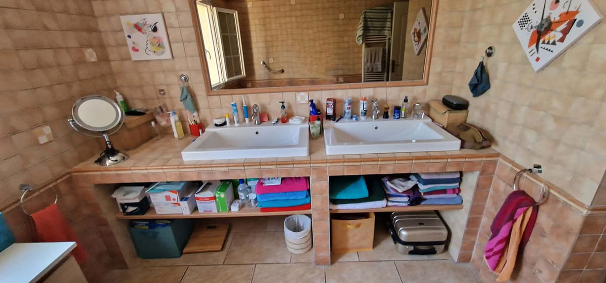 Une salle de bain élégante au style colonial à Saint-Hippolyte - Avant