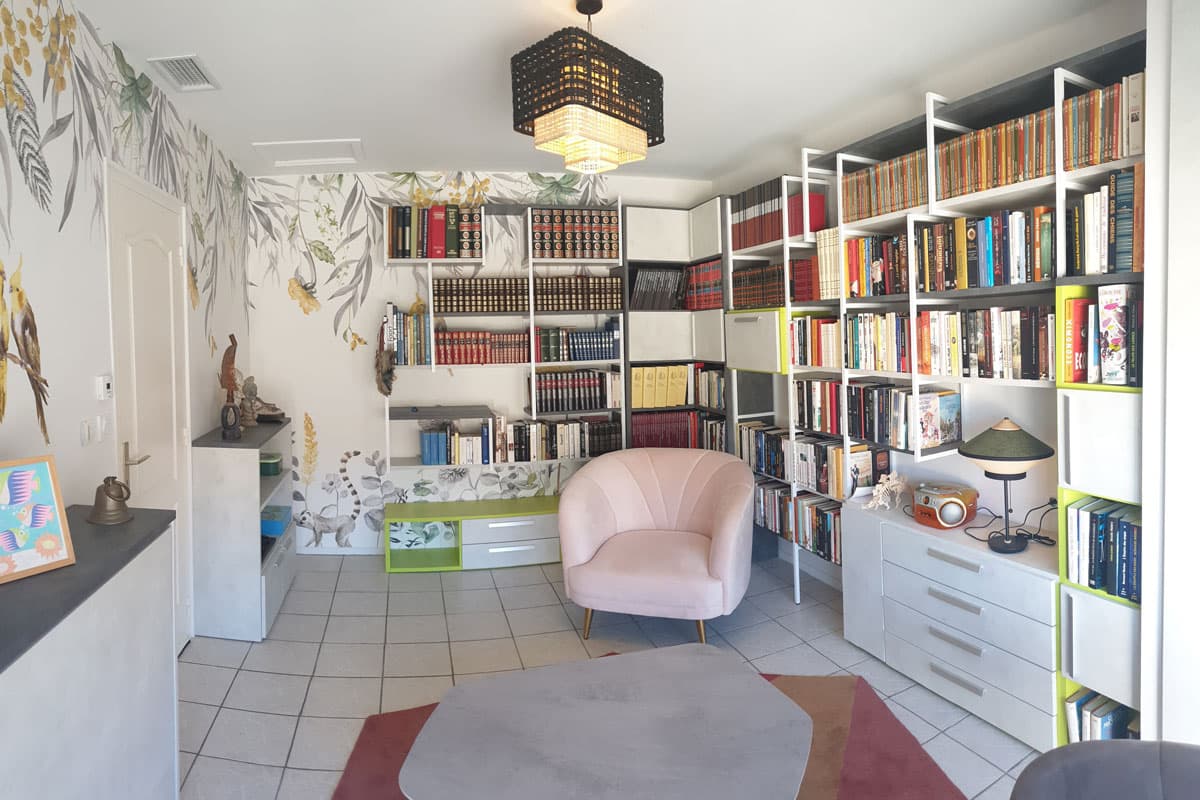 Transformation d’un garage en coin lecture chaleureux et fonctionnel - Après